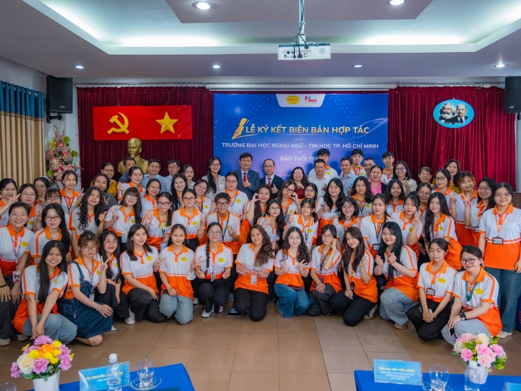 Hình ảnh sinh viên HUFLIT tác phong chỉn chu trong chiếc áo đồng phục đặc trưng