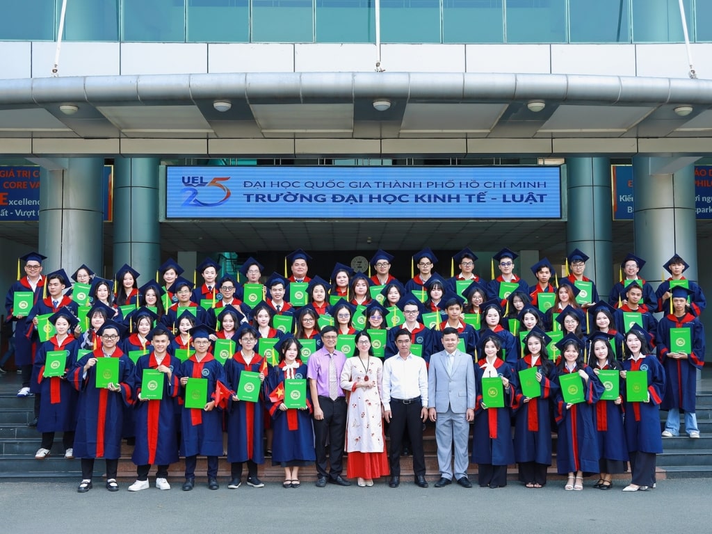 Lễ phục tốt nghiệp của trường Đại học Kinh tế - Luật