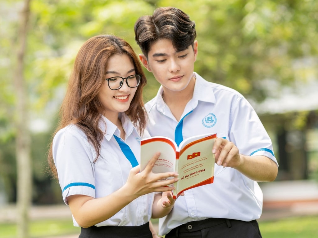 Form dáng áo đồng phục cần phải vừa vặn với cơ thể