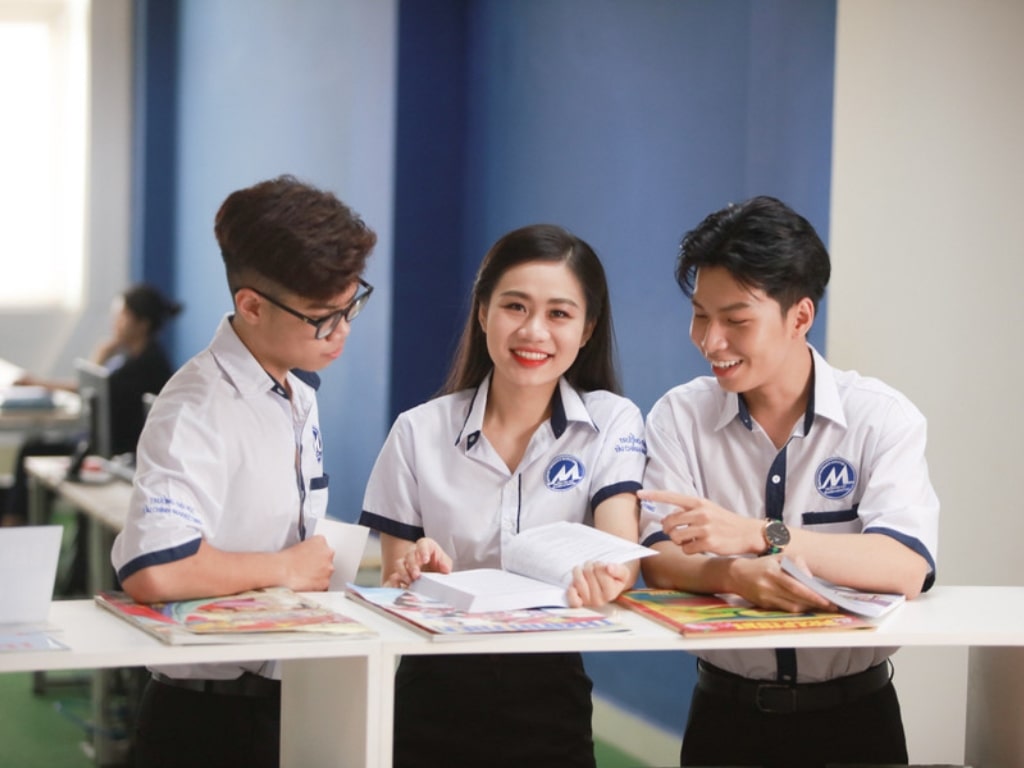Đồng phục UFM là những chiếc áo sơ mi thêu logo lịch sự 