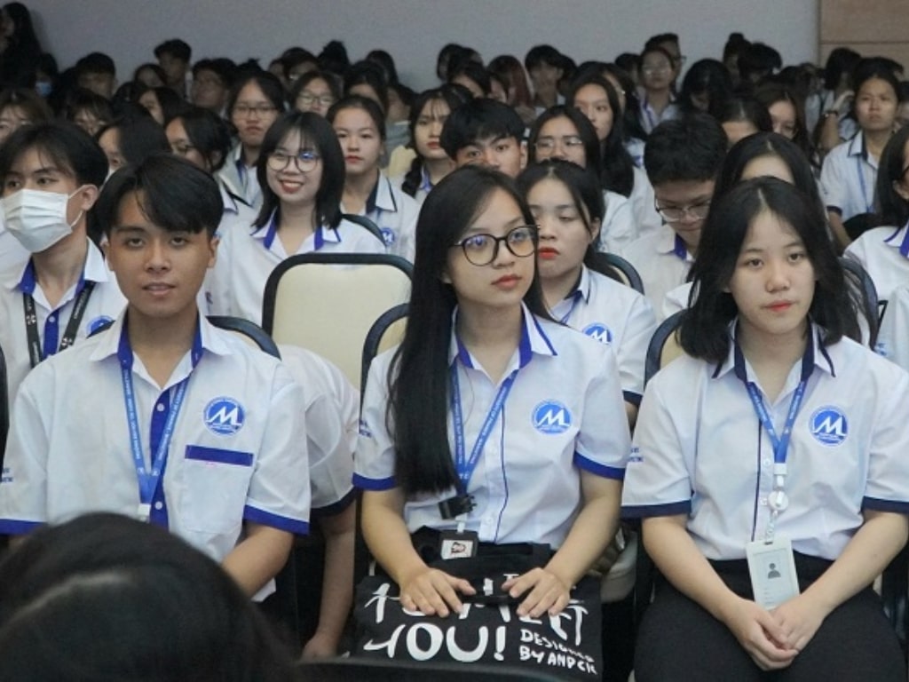 Đồng phục của trường Đại học Tài chính Marketing trong tiết học chính khóa