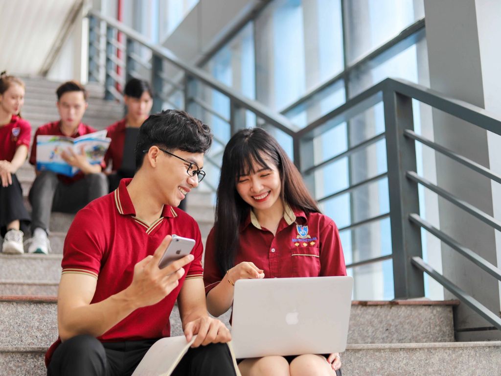 Mẫu áo polo đồng phục với phần cổ bẻ mang đến vẻ ngoài chỉn chu
