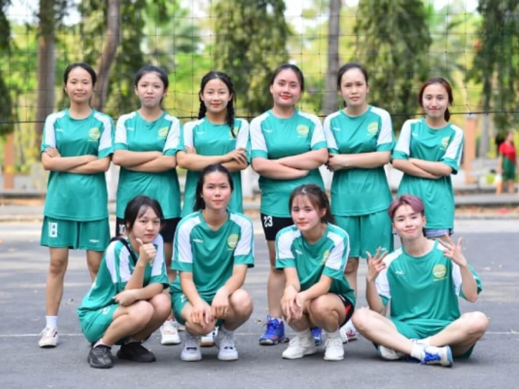 Việc sử dụng logo NLU đúng quy chuẩn giúp đảm bảo tính nhất quán
