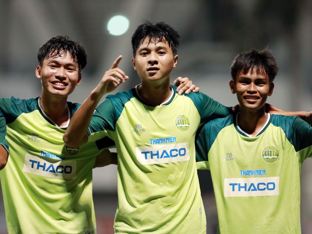 Quy chuẩn đúng khi ứng dụng logo NLU trên áo đồng phục