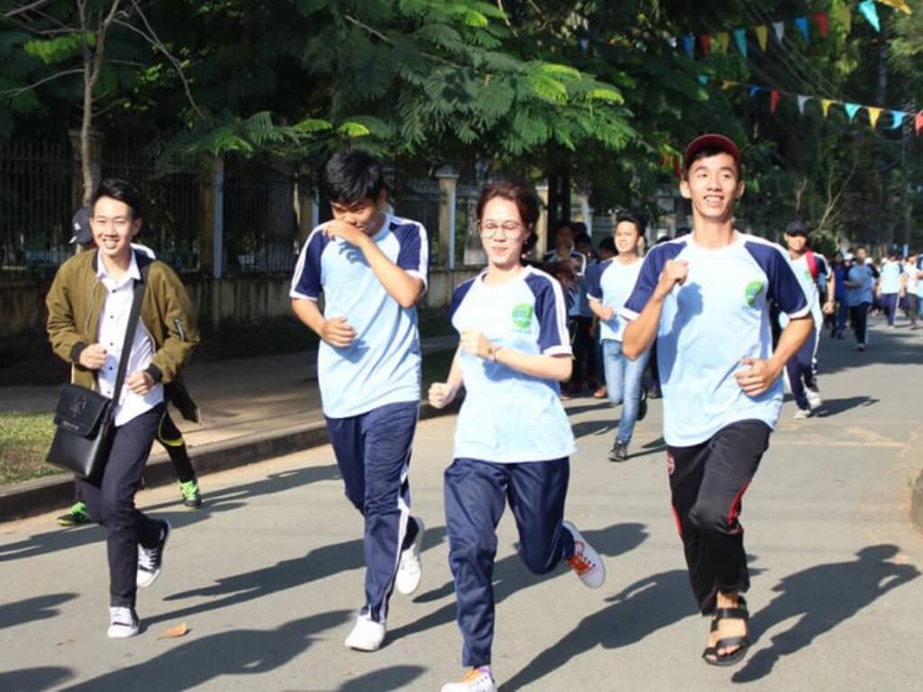 Hình in logo NLU phải sử dụng đúng màu sắc