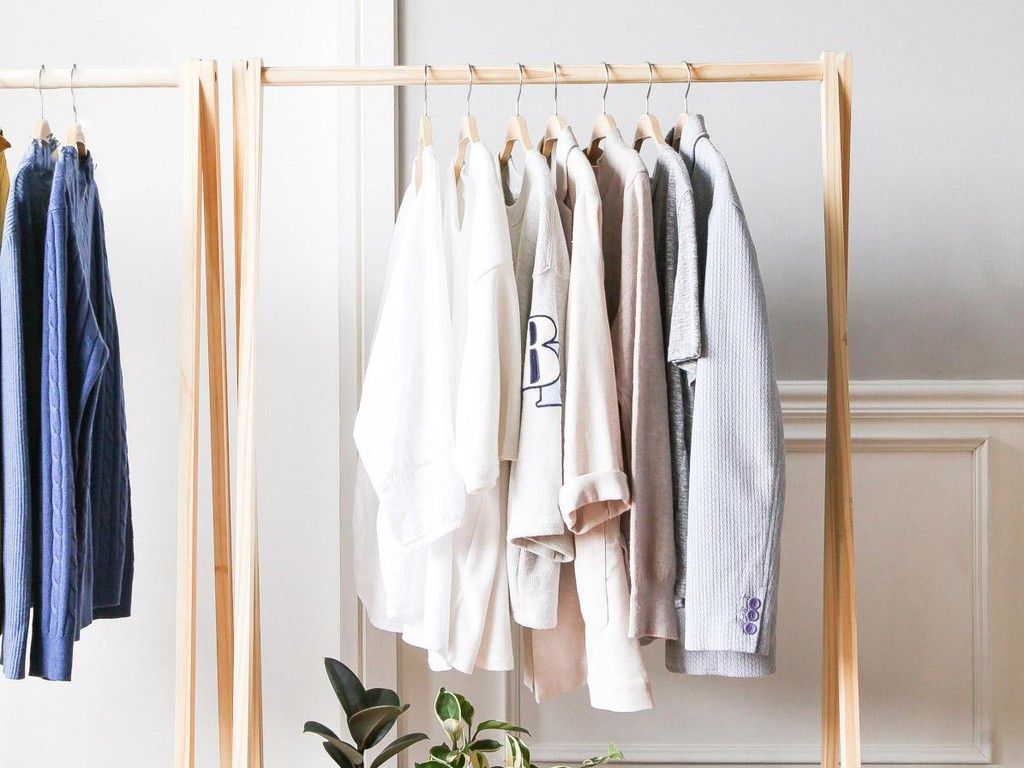 Cách tốt nhất để bảo quản áo lớp là treo lên bằng móc