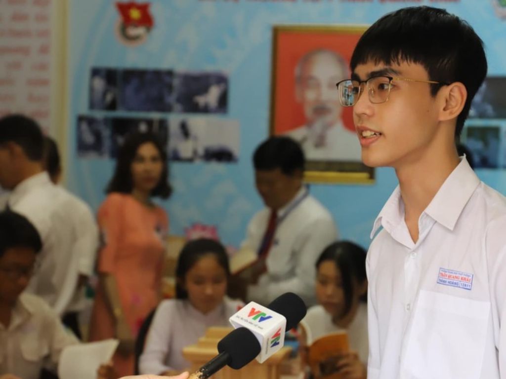 Bạn sẽ sắp xếp những yếu tố đã chọn như slogan, hình ảnh lên các vị trí