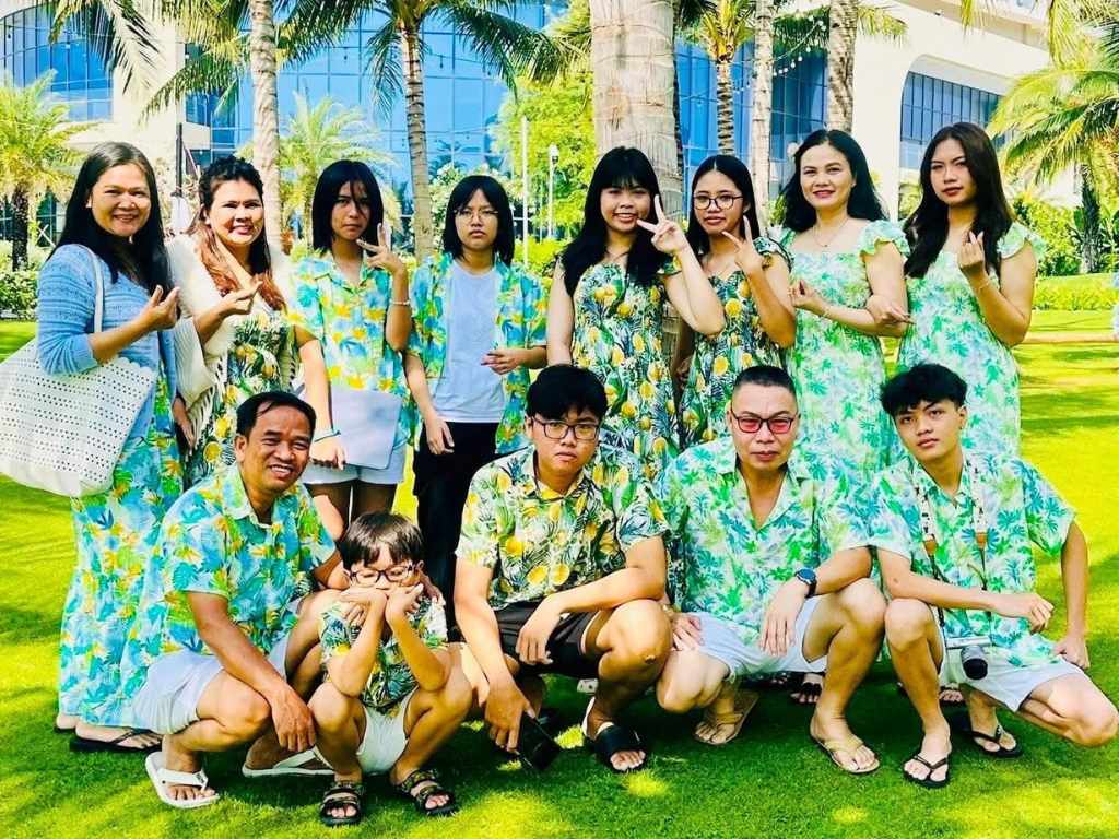Bạn nên chọn áo du lịch gia đình có kiểu dáng đơn giản, phù hợp mọi lứa tuổi
