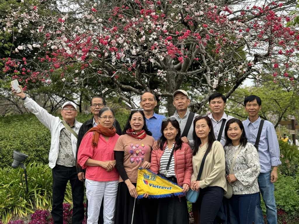 Việc chọn đúng trang phục đi du lịch tuổi trung niên giúp người mặc cảm thấy thoải mái