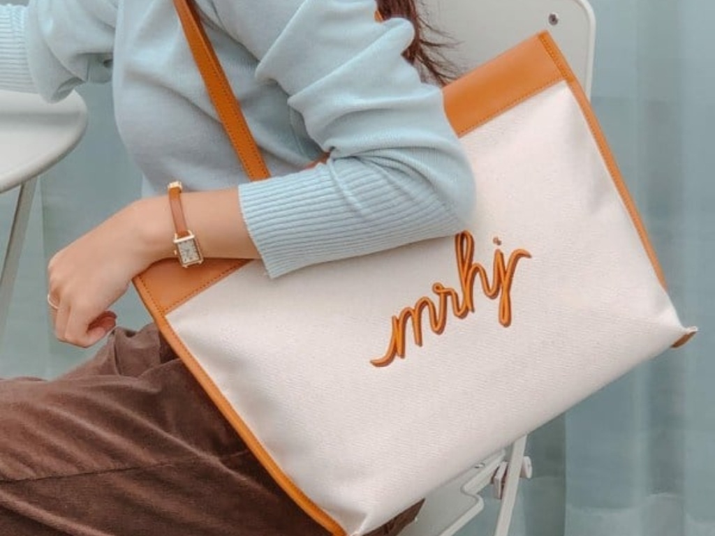 Túi tote công sở có thiết kế toát lên vẻ thanh lịch, chỉn chu và nghiêm túc
