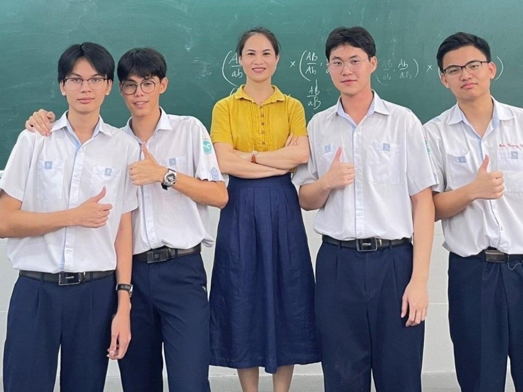 Logo trường Nguyễn Khuyến được in trên tay trái của áo sơ mi đồng phục