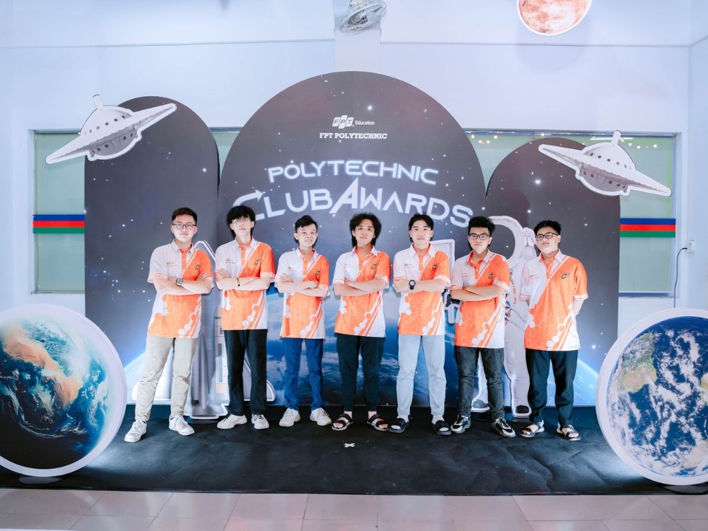 Bạn cần in logo trường FPT Polytechnic ở vị trí trang trọng, dễ nhận diện