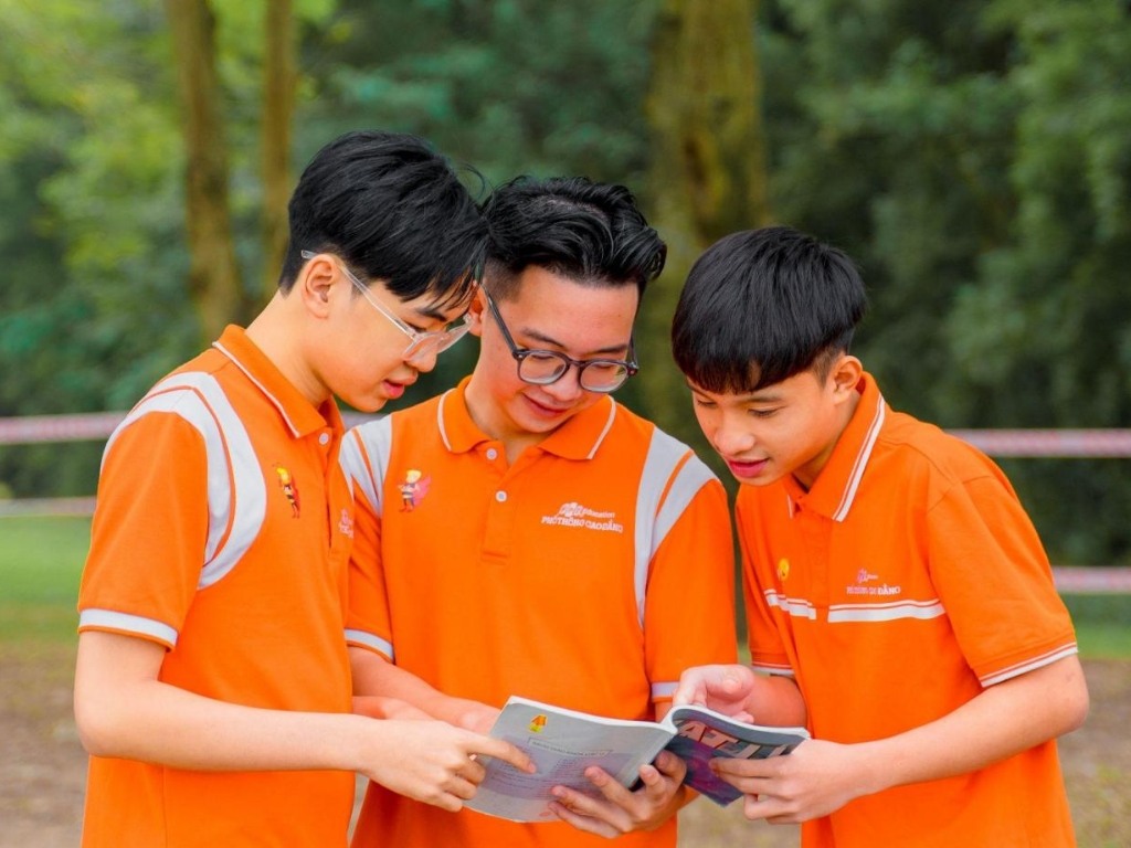 Đồng phục áo polo cam huyền thoại của sinh viên FPOLY