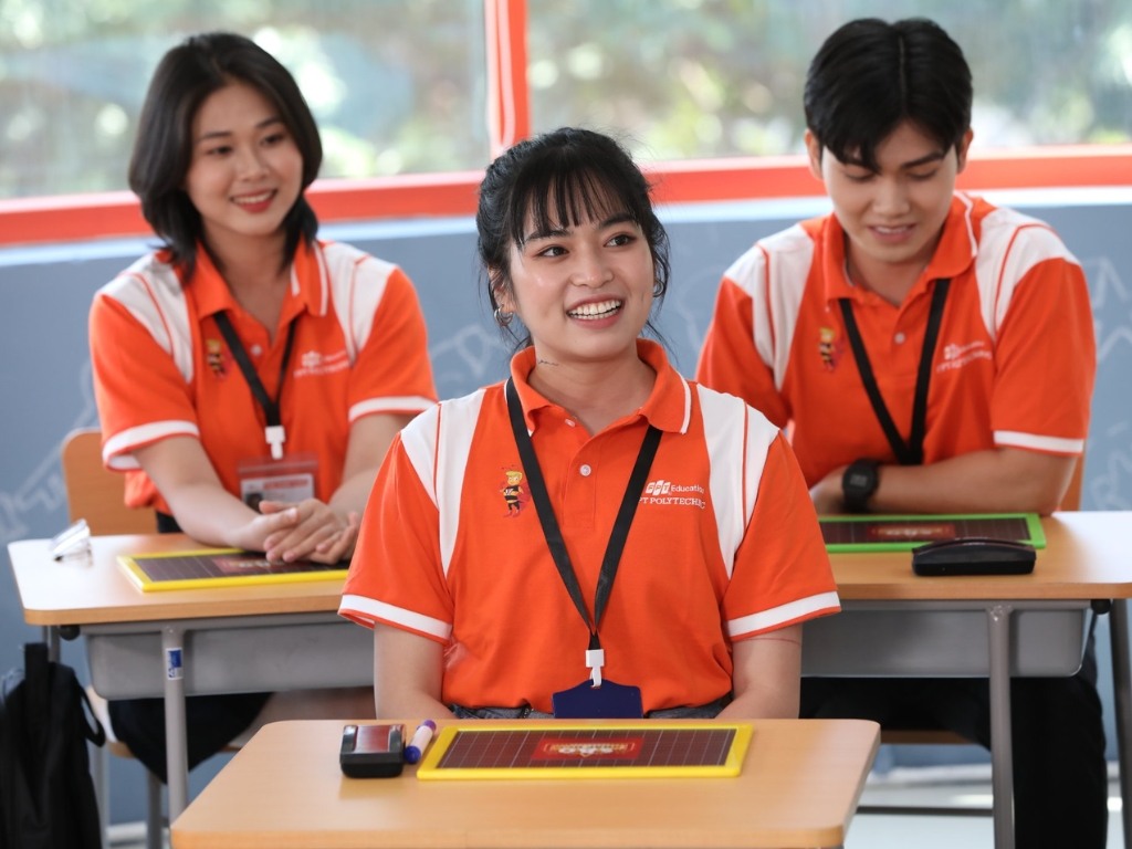 Logo trường Cao đẳng FPT Polytechnic cần phải thể hiện chuẩn xác trên áo đồng phục