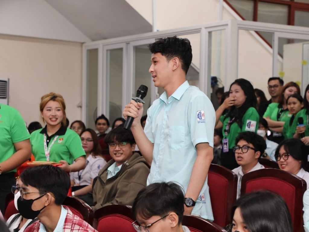 Hình in logo trường Cao đẳng Kinh tế Đối ngoại trên đồng phục phải sắc nét