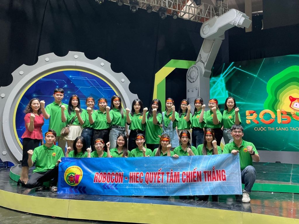 Áo polo đồng phục trường HIECC