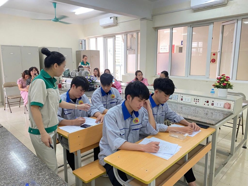 Hình in logo trường Cao đẳng Kinh tế Công nghiệp Hà Nội cần được thêu sắc nét