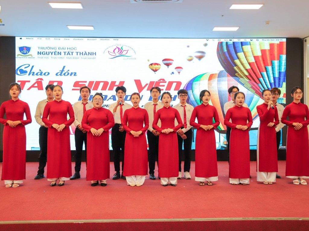 Đồng phục áo dài cho sinh viên khoa Du lịch trường Nguyễn Tất Thành