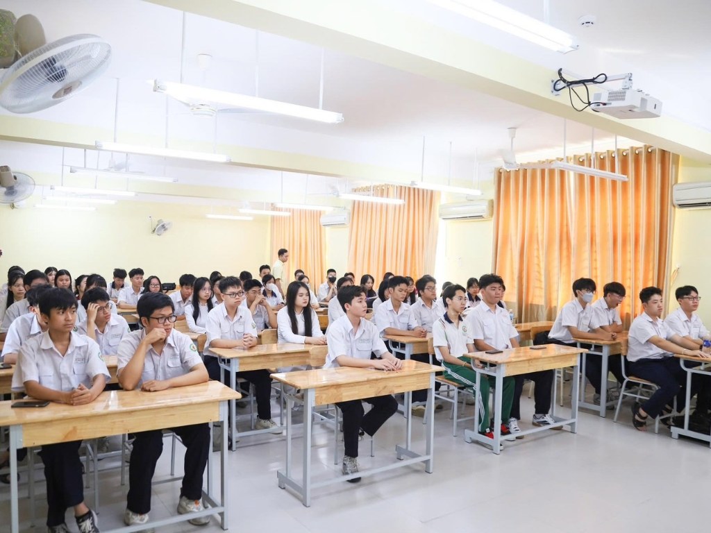 Đồng phục chính khóa là trang phục bắt buộc theo quy định chung của toàn trường