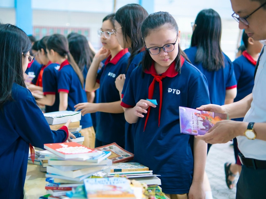 Logo trường Đoàn Thị Điểm phải được thêu tỉ mỉ, sắc nét trên đồng phục