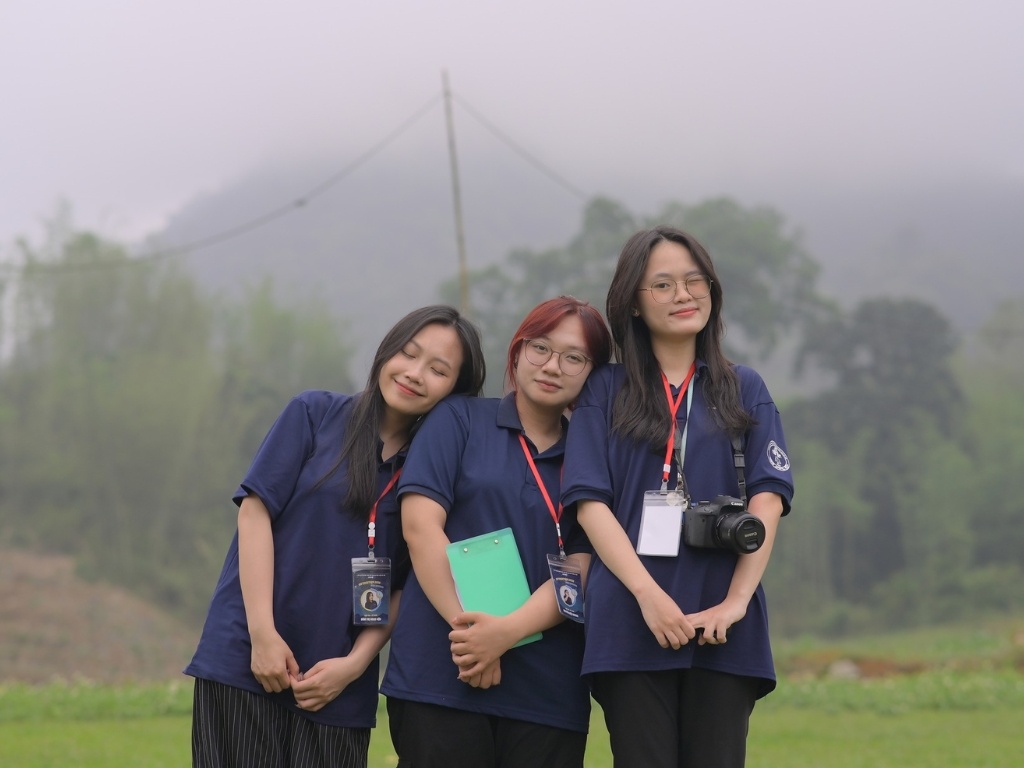 Hình thêu logo trường Đại học Luật Hà Nội trên đồng phục phải sắc nét
