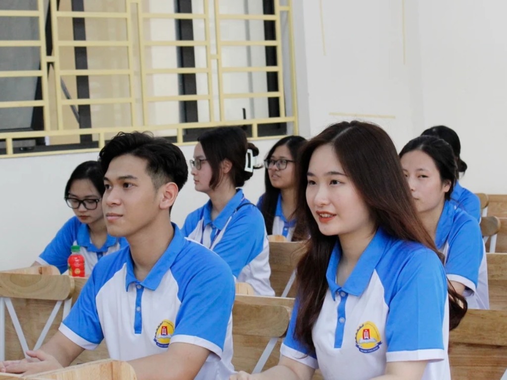 Hình in logo Trường Đại học Công đoàn Hà Nội trên đồng phục phải sắc nét