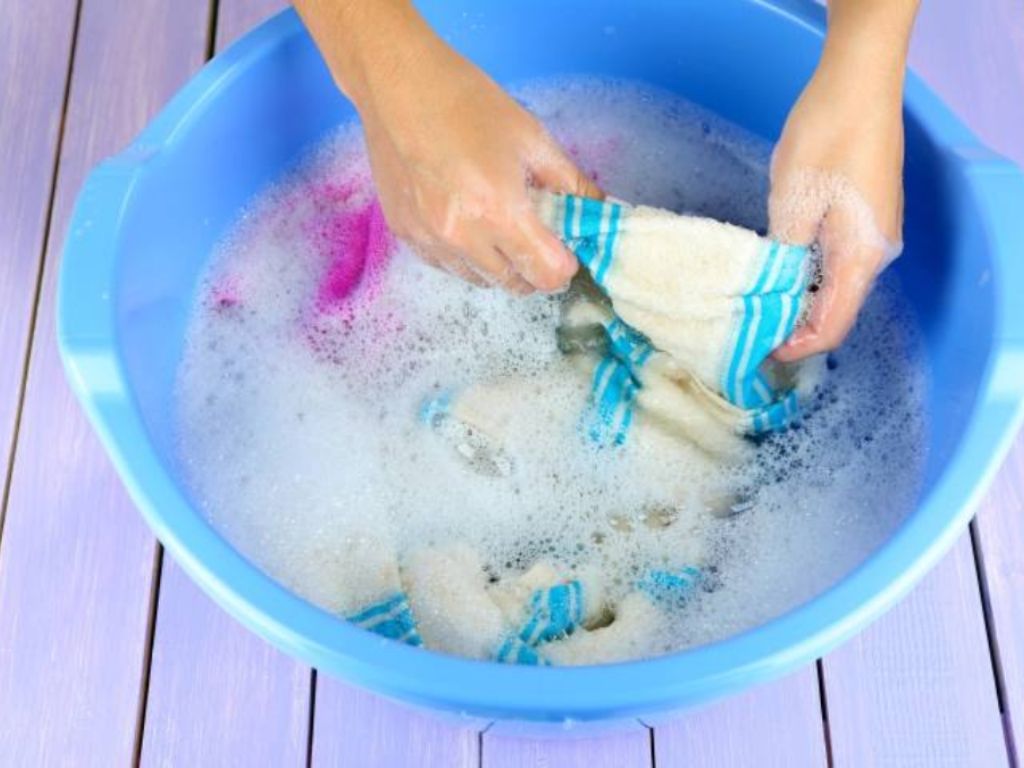 Bạn hãy ưu tiên sử dụng các loại bột giặt có tính tẩy rửa nhẹ
