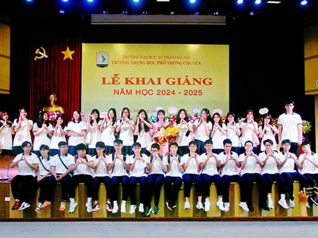 Áo lớp của học sinh tại các trường chuyên ngày càng phổ biến