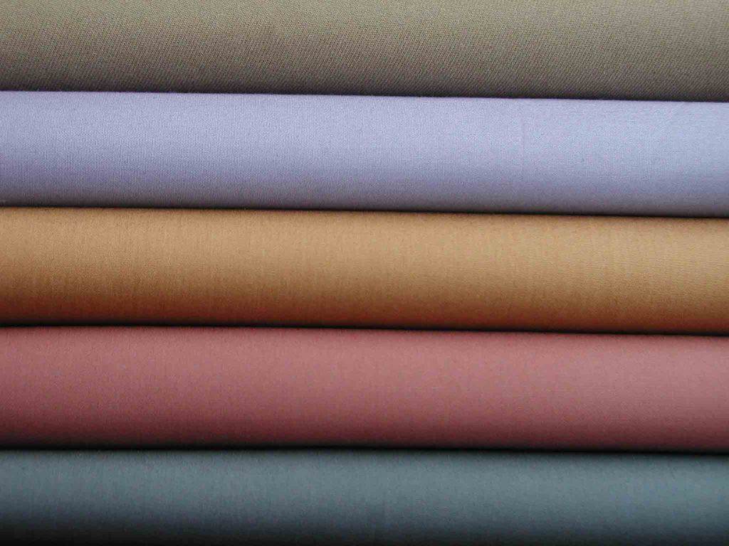 Một bộ đồng phục vừa vặn được may từ chất liệu vải tốt