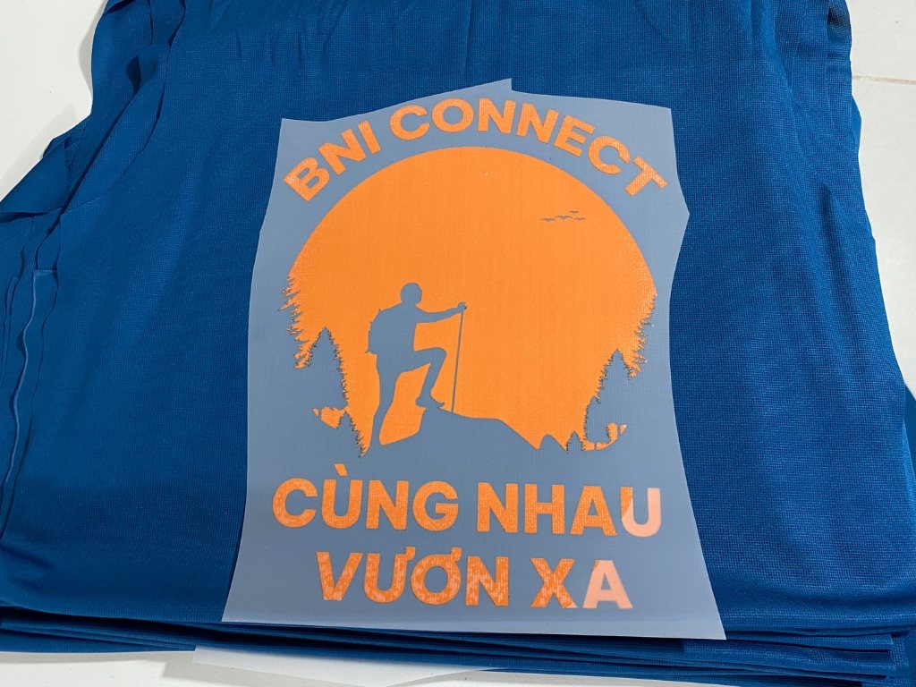 Nhất Khoa in thử trên mẫu vải thực tế trước khi sản xuất hàng loạt