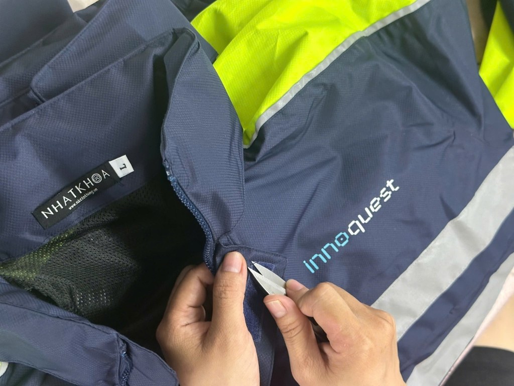 Nhất Khoa Uniform tỉ mỉ xử lý chỉ thừa trên áo đồng phục