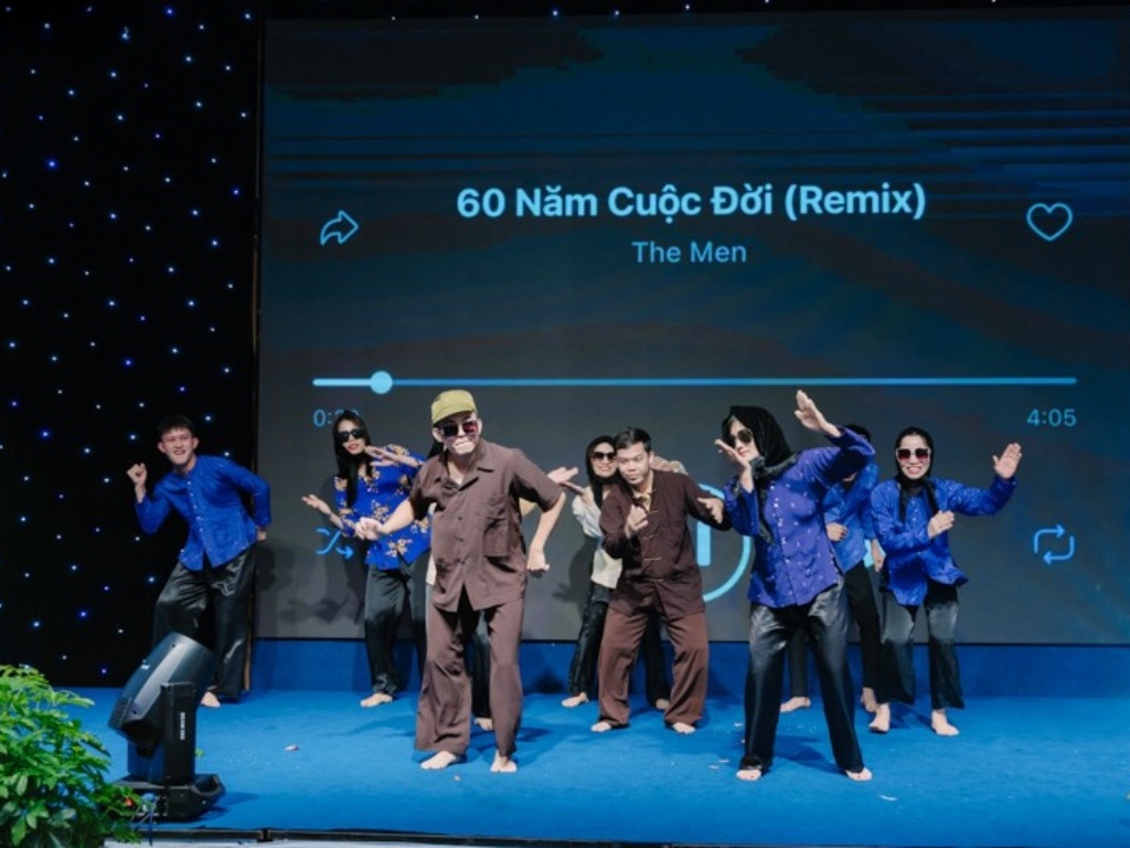 Văn nghệ là một trong những trò chơi tập thể khi đi du lịch giúp tạo không khí sôi động