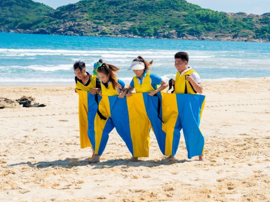 Trò "Quần 4 người" là những trò chơi tập thể khi đi du lịch đòi hỏi sự phối hợp nhịp nhàng