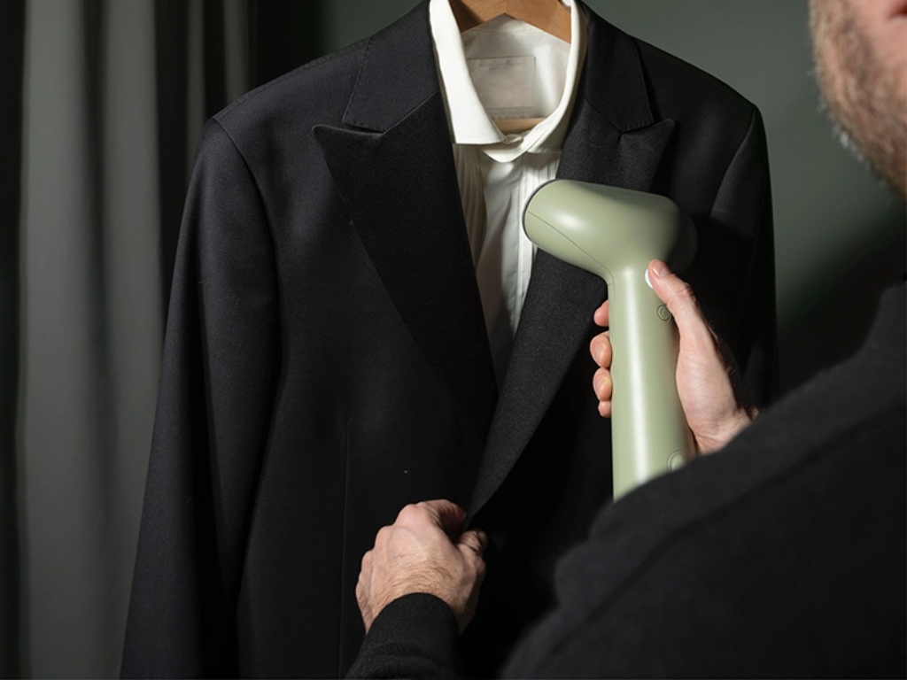 Bạn có thể mang theo bàn là hơi nước để ủi áo vest phẳng phiu tuyệt đối