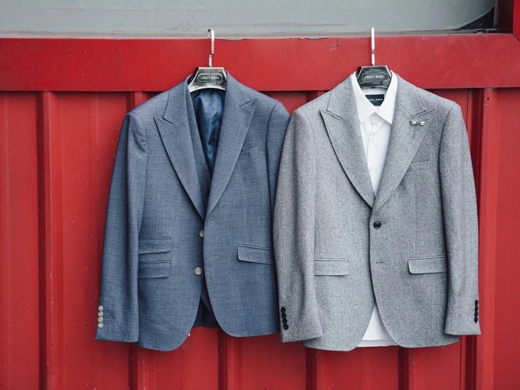 Việc biết cách xếp áo vest đi du lịch đúng kỹ thuật sẽ giúp giữ form áo đẹp, hạn chế bị nhăn