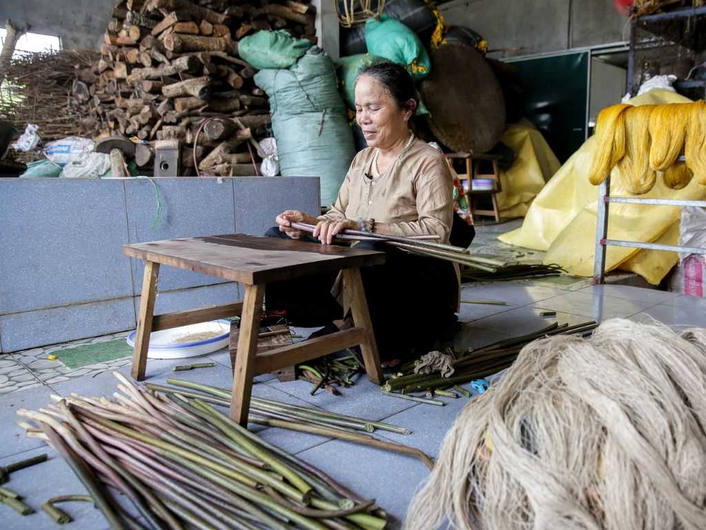 Những sợi tơ được rút ra hoàn toàn thủ công từ thân sen