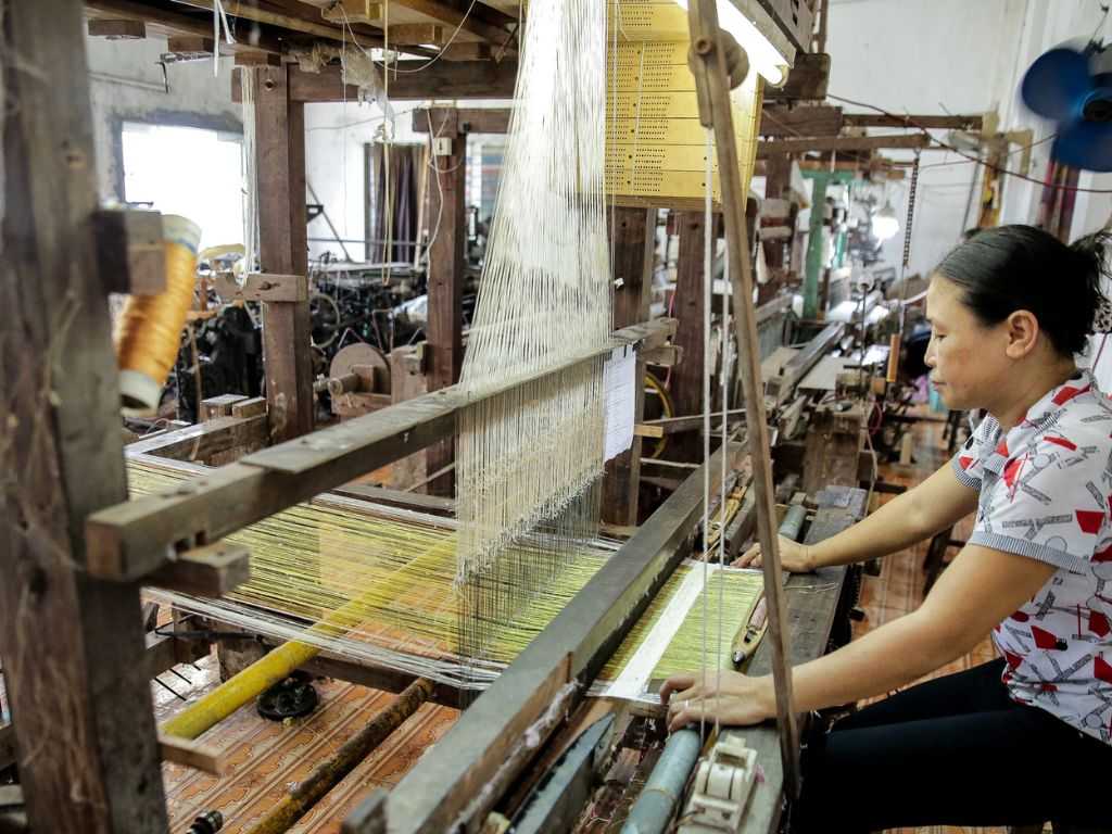 Toàn bộ quy trình sản xuất vải tơ sen đều làm bằng thủ công
