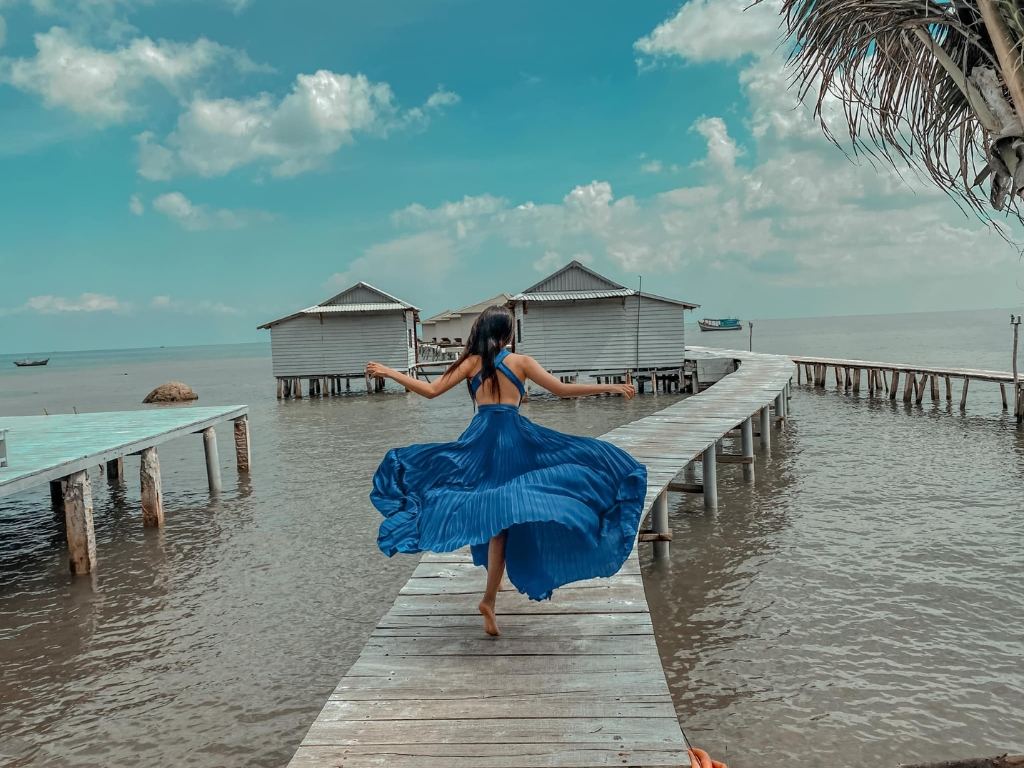 Váy đi du lịch biển giúp tôn lên vẻ dịu dàng, thướt tha của người phụ nữ