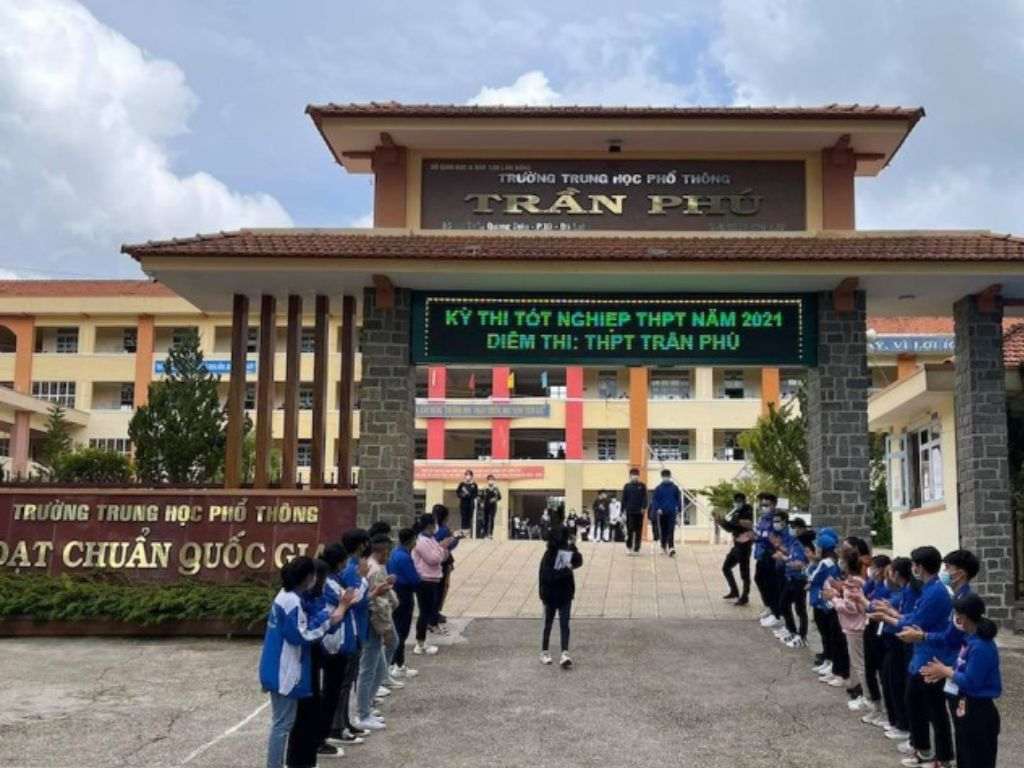 Bề mặt vải có cảm giác thô ráp, xuất hiện nhiều sợi thừa