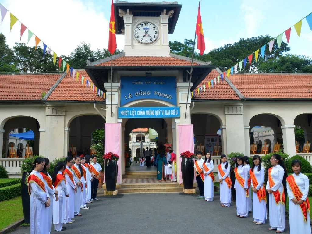 Một bộ trang phục chỉn chu cũng góp phần xây dựng hình ảnh đẹp