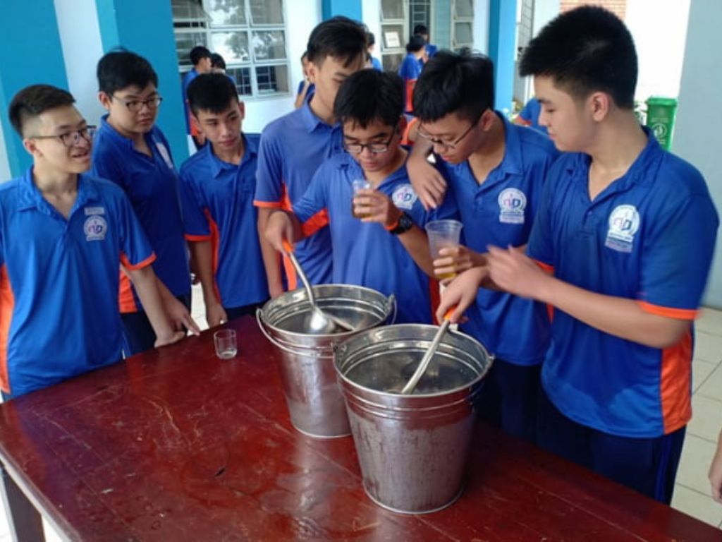 Chất liệu vải thường là loại phổ thông, có thể gây nóng bức