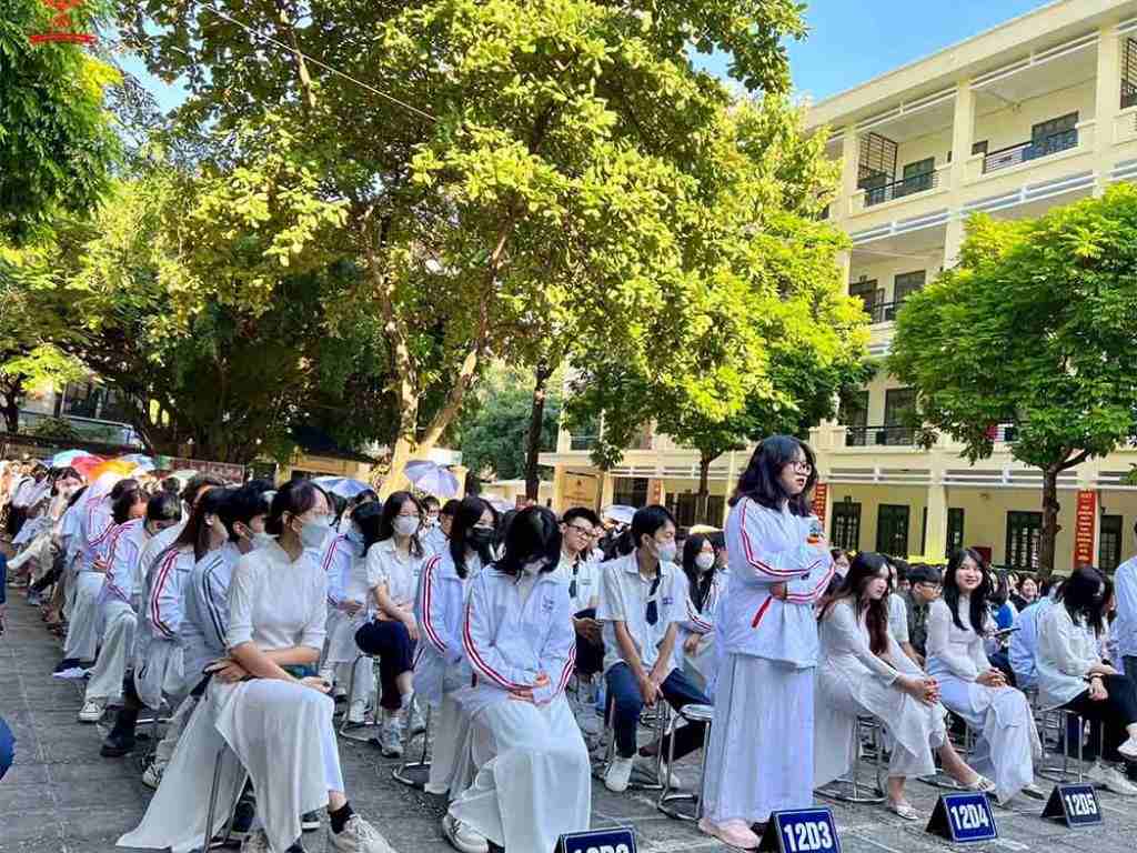 Áo dài cho nữ sinh và sơ mi kết hợp quần tây cho nam sinh