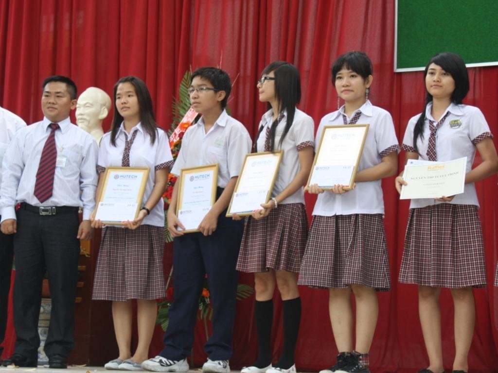 Đồng phục cần được thiết kế vừa vặn, đảm bảo học sinh dễ dàng vận động