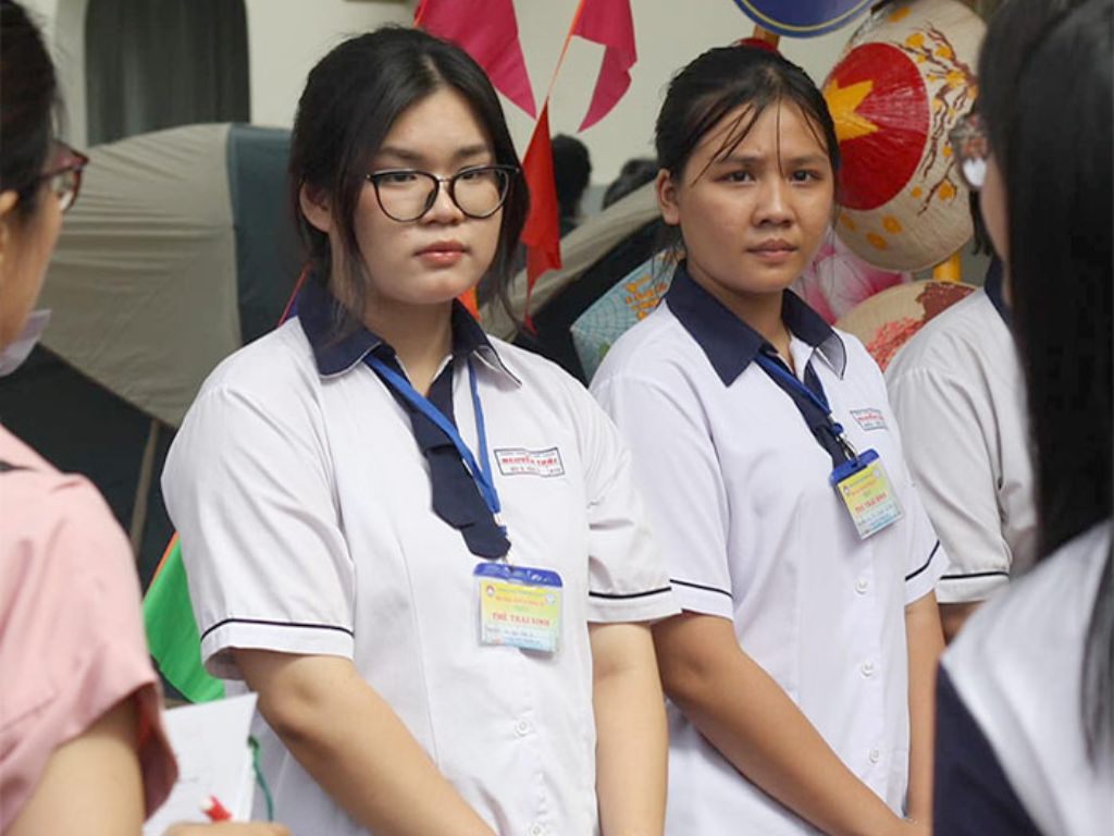 Vải không có khả năng thấm hút mồ hôi sẽ khiến học sinh khó chịu