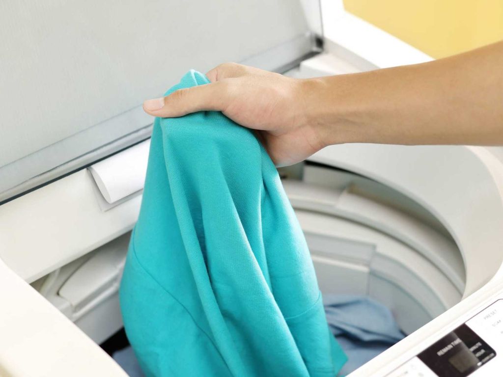 Bạn nên luôn lộn trái áo trước khi giặt để giảm ma sát trực tiếp