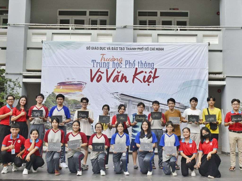 Bộ đồng phục thể dục bao gồm áo thun theo mẫu của nhà trường