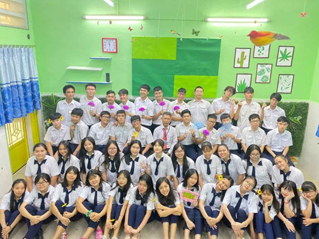 Chiều dài áo lý tưởng nên qua thắt lưng khoảng 10-15cm