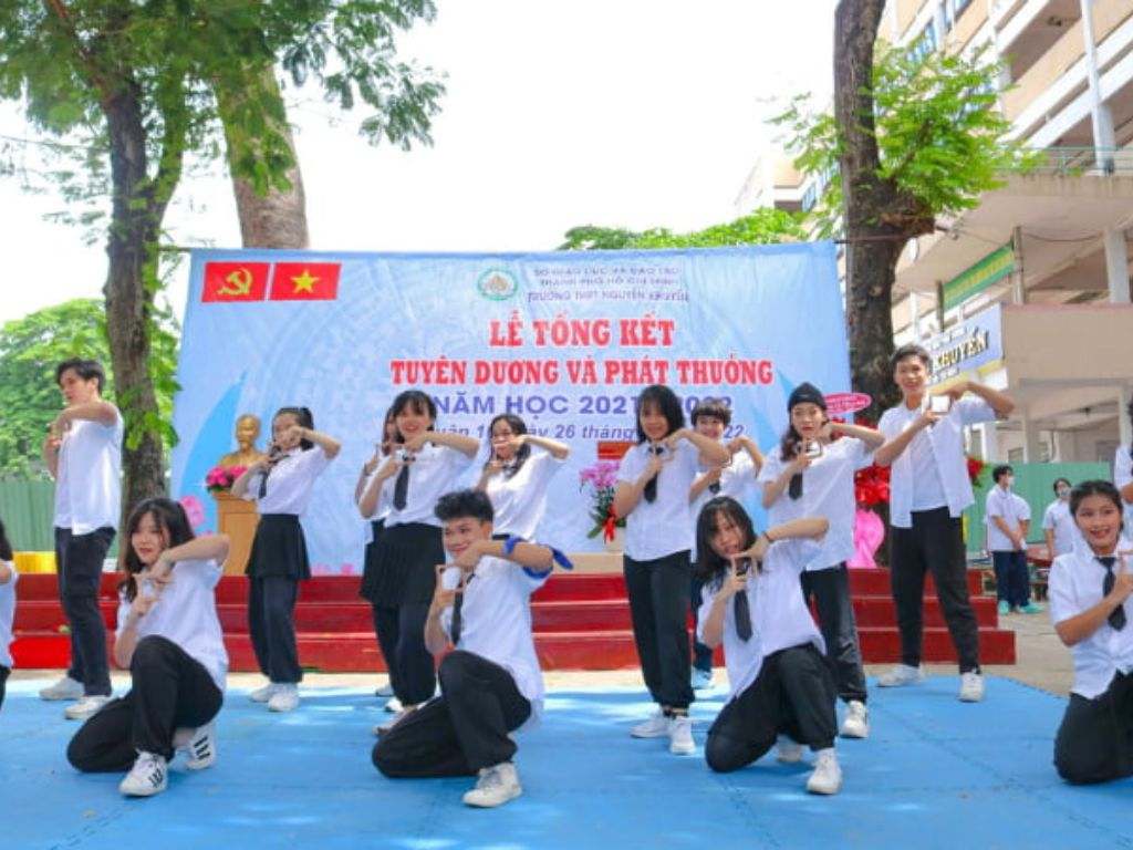 Bạn có thể mặc một chiếc áo thun mỏng bên trong áo sơ mi