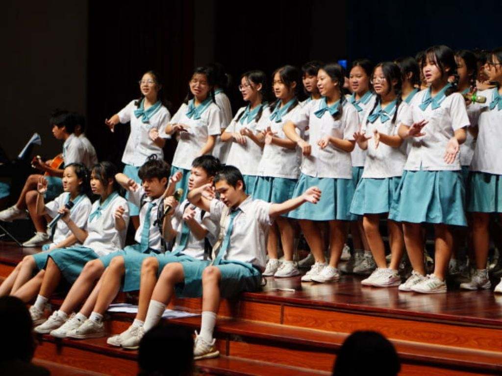 Chiếc áo sơ mi được ủi phẳng phiu giúp các em ý thức hơn về vẻ ngoài