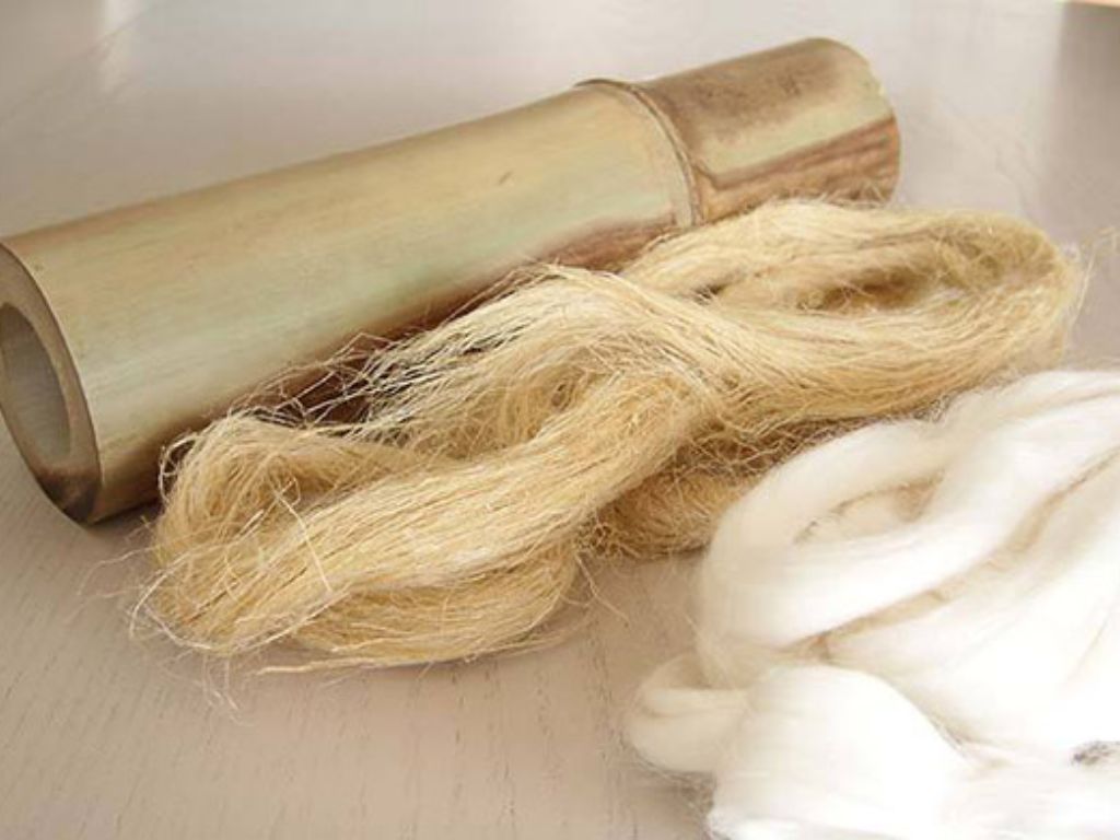 Những sợi tơ mỏng manh sau khi được rút ra sẽ được vê lại với nhau